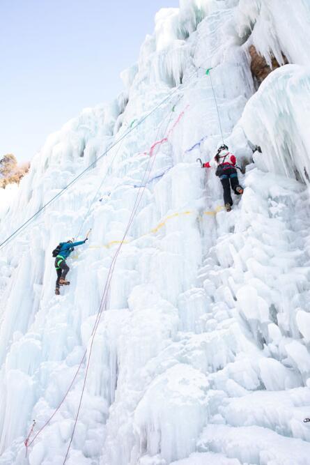 攀冰成功登顶！周韦彤挑战世界最冷极限运动，成唯一登顶艺人
