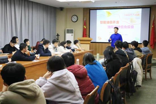 【暖心】红包、火锅、年夜饭 各地高校为留校学生“花式送温暖”