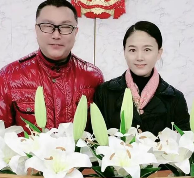 52岁歌手尹相杰宣布结婚 妻子从事拍卖师工作气质十足