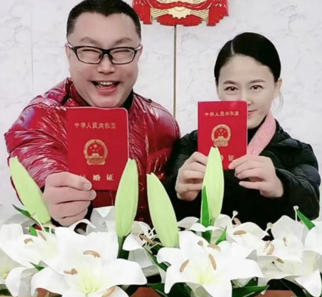 52岁歌手尹相杰宣布结婚 妻子从事拍卖师工作气质十足