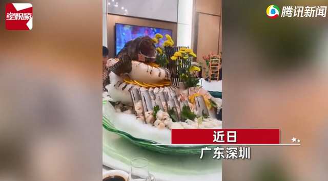 男子一顿饭花32万:喝了6瓶茅台 网友:我一辈子也吃不了这么多