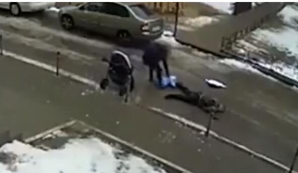 令人心痛!男子跳楼自杀砸中路边婴儿车 孩子不幸身亡