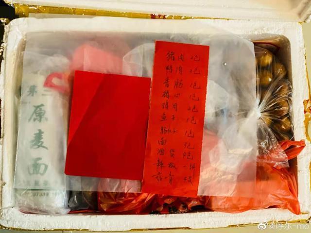 爸妈的宠爱纷纷变成沉甸甸的快递！女儿就地过年，爸妈寄来了一头羊