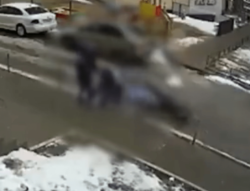 俄罗斯一男子跳楼自杀砸中路边婴儿车 网友：愿孩子安息！