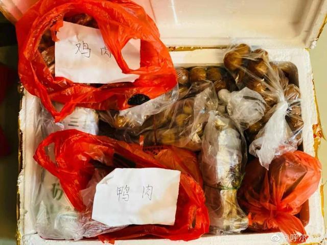 爸妈的宠爱纷纷变成沉甸甸的快递！女儿就地过年，爸妈寄来了一头羊