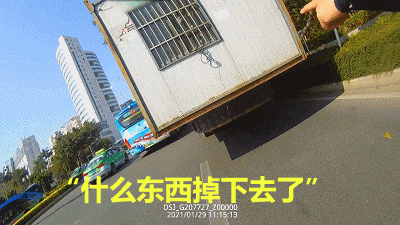 吓！男子开自制“房车”，半路房子掉出一半