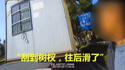 吓！男子开自制“房车”，半路房子掉出一半