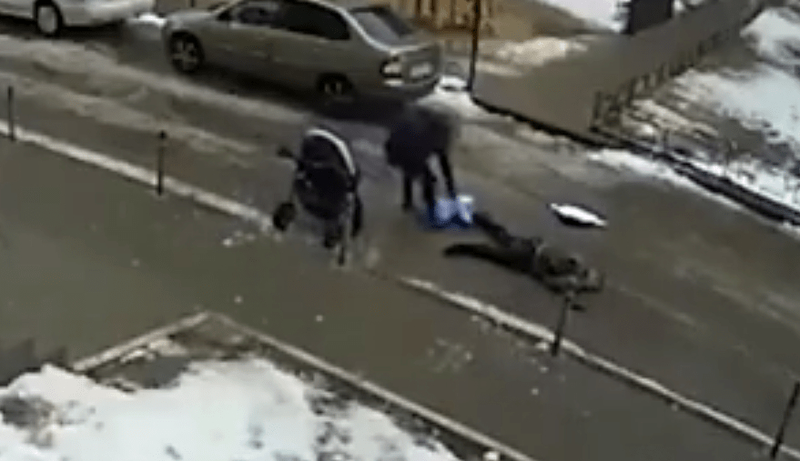 愿孩子安息！俄罗斯一男子跳楼自杀，砸中路边婴儿车
