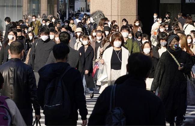 当地时间2021年2月7日，日本东京，民众在街头佩戴口罩行走。人民视觉 图