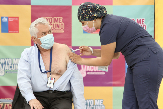 智利总统、卫生部长接种中国新冠疫苗