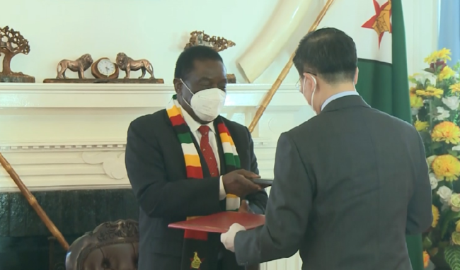 津巴布韦总统：中国捐赠的新冠疫苗为津巴布韦抗疫带来曙光