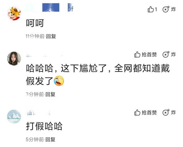 女孩景区喂猴被扯掉假发，猴子被吓的连忙后退