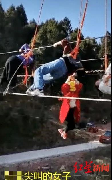 四川女子玩高空项目挂半空被吓晕 救援过程中女子掉进水里