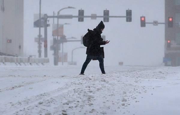 罕见暴雪侵袭下的美国，能源供给与疫苗接种都遇到大问题