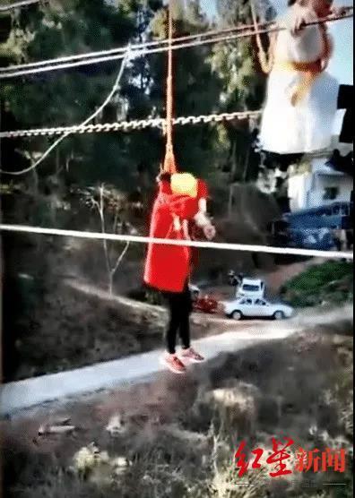 四川女子玩高空项目挂半空被吓晕 目击者:从安全绳滑落坠溪