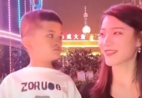 跌回现实！走红四年后的“小马云”加减法都算不好 可能患有矮小症