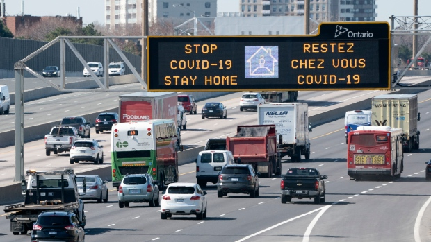 △安大略省高速公路上提示“居家令”的告示牌