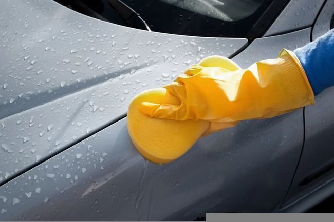 亮面改磨砂？老父亲用钢丝球帮儿子洗车 背后原因令人动容