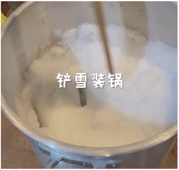 断水后美居民用铁桶烧雪水洗澡 网友调侃：“铁锅炖娃”？