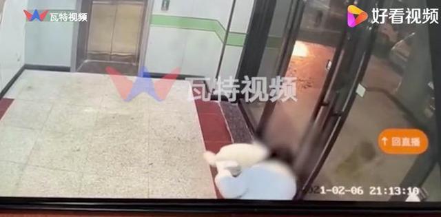 货拉拉跳车身亡女孩搬家监控曝光，司机未参与搬运