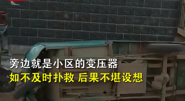 点赞！居民掀翻4辆私家车为消防车开路 救命的通道岂能随便占用