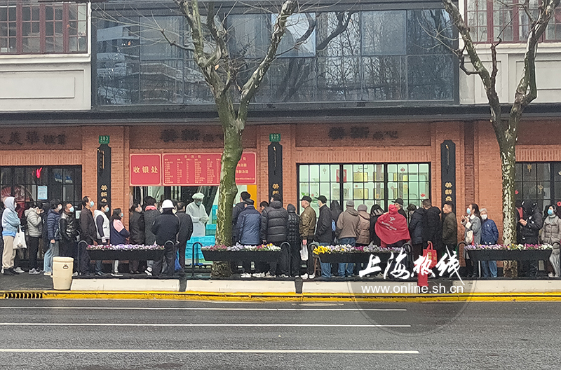 太火爆了！上海市民雨天排队买汤圆 等了两年终于又能吃到了