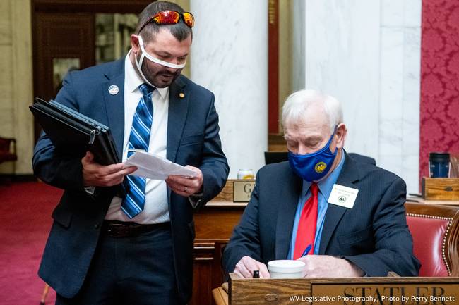 国王的口罩：美国多名议员戴网眼、胶带口罩应付