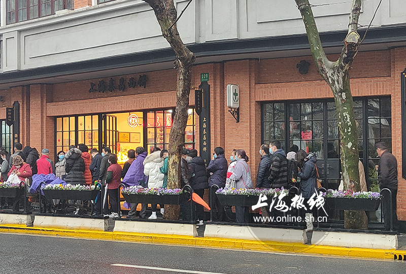 太火爆了！上海市民雨天排队买汤圆 等了两年终于又能吃到了