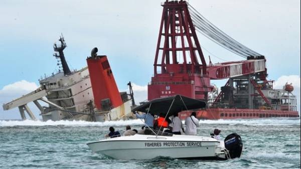 日本货轮搁浅毛里求斯，中企中标收拾后事