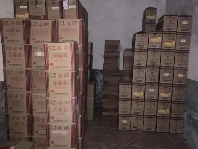 警察丈夫的照片刷爆朋友圈，妻子发出“灵魂拷问”