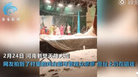 太敬业了！河南豫剧演员大雪中演出 仅有4个观众观看