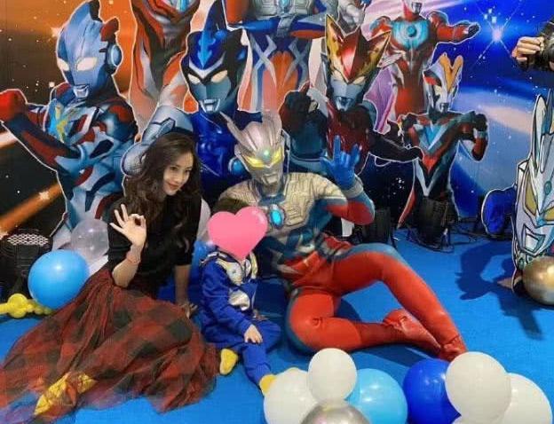 黄晓明为baby庆生后 俩人罕见同框，手戴婚戒力破离婚谣言！