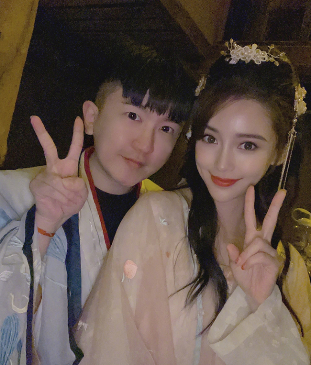 黄晓明为baby庆生后 俩人罕见同框，手戴婚戒力破离婚谣言！