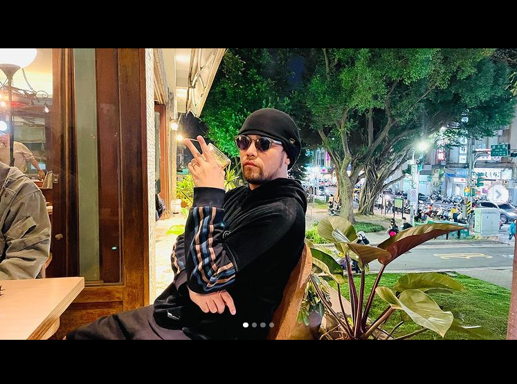 周杰伦晒与好友聚会自拍 并配文：“哥带大家装文青的日常。”