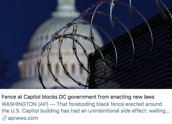  国会大厦的围栏阻碍特区政府颁布新法律。/ 美联社报道截图