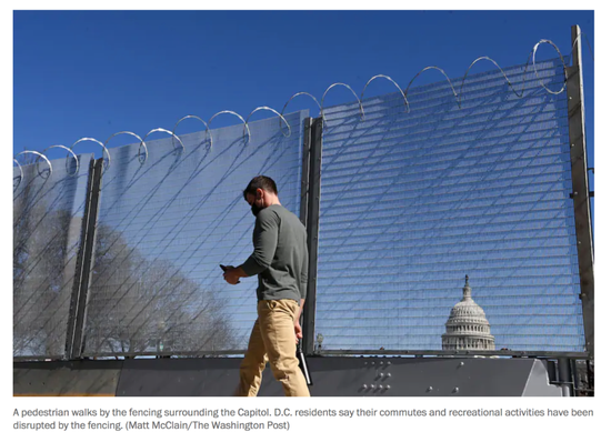  一名行人在国会大厦附近的围栏旁边行走。/ 《华盛顿邮报》网站截图