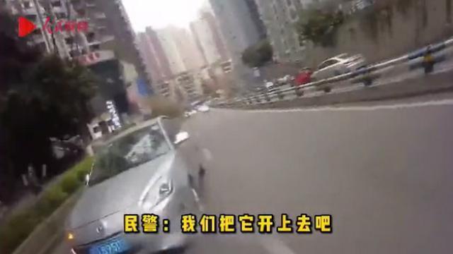 这很山城!外地小伙在重庆开车，因坡太陡请警察“代驾”