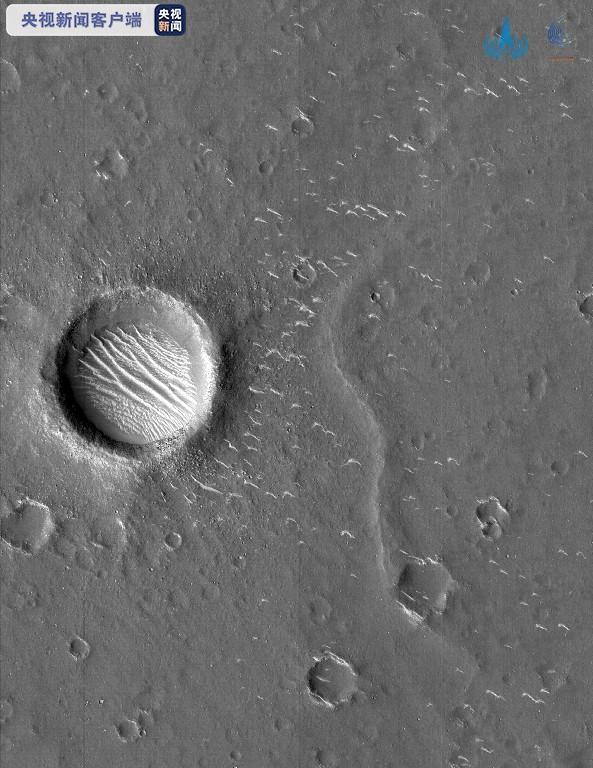 天问一号拍摄到高清火星影像图 山脊、沙丘等地貌清晰可见