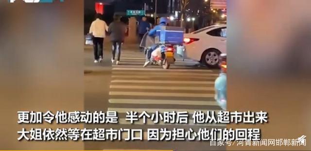网友本想记录导盲犬如何过马路，陌生大姐意外入镜，一串举动超暖心