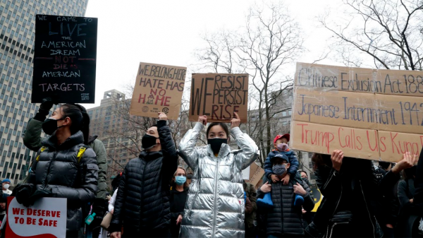 　抗议者手举“停止种族歧视！”的标语。来源：纽约邮报