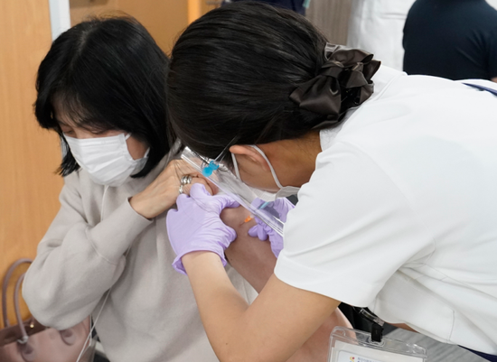 日本东京，人们接种新冠疫苗（资料图）