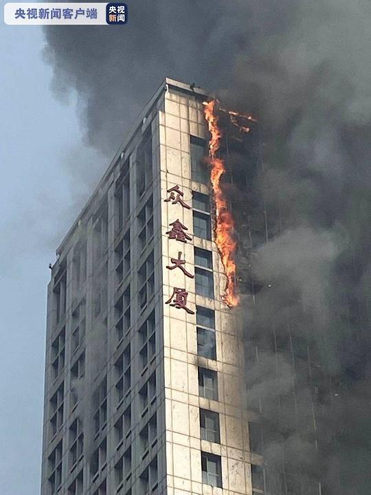石家庄一大厦起火 黑烟吞噬整栋楼 目前情况如何?