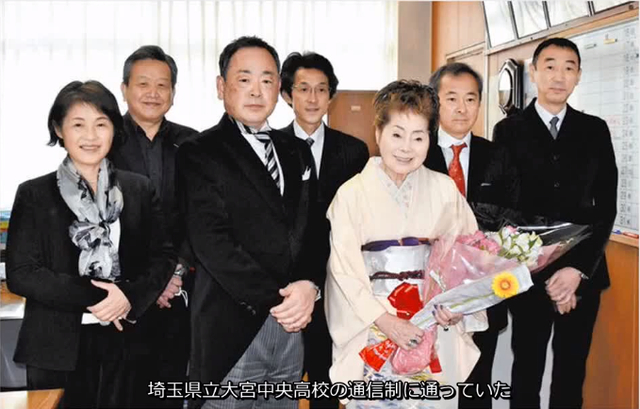 日本84岁女高中生毕业，4名年过半百子女到场祝贺