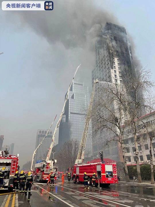 石家庄一大厦起火 黑烟吞噬整栋楼 目前情况如何?