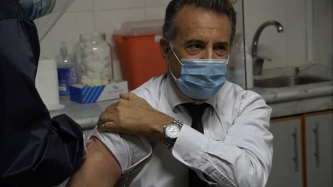 乌拉圭副总统与卫生部长接种中国新冠疫苗