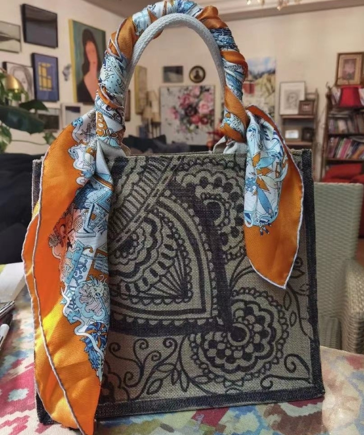 杭州男娃给妈妈送包包 上万网友炸锅：爱马仕丝巾都配不上啊！