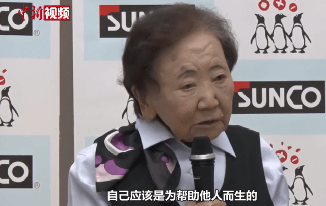 厉害了！日本84岁女高中生毕业，4名年过半百子女到场祝贺