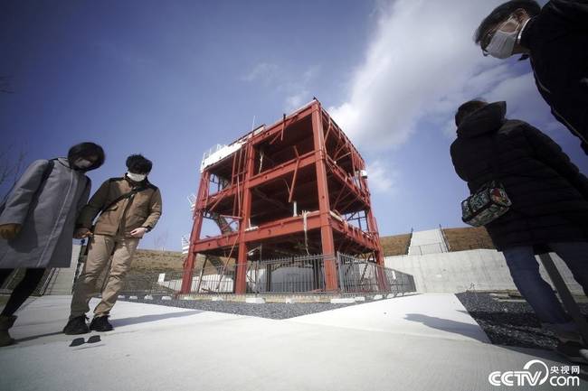 当地时间2021年3月6日，日本北部宫城县，市民为2011年东日本大地震中的死难者默哀。