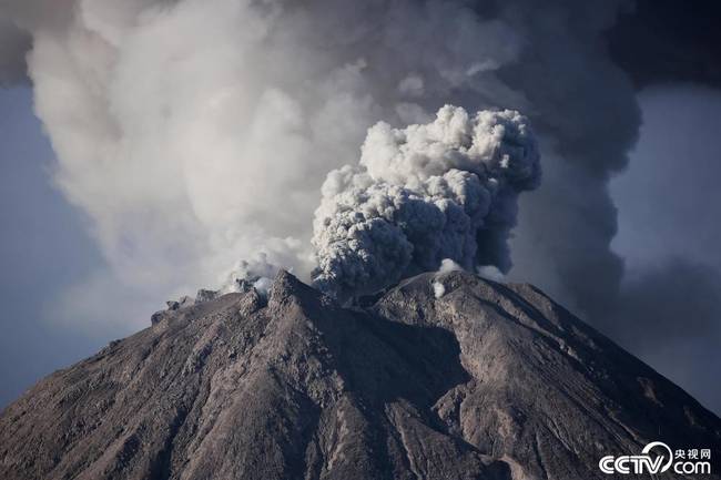 印尼锡纳朋火山喷发