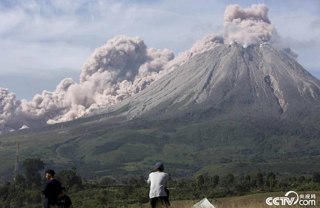印尼锡纳朋火山喷发